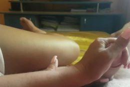 MOM PLAYING WITH STEPSON DICK UNTIL CUM MANY TIMES IN HER HAND