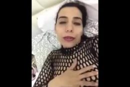 القحبة الكويتية تعرض جسمها ممحونه حيل